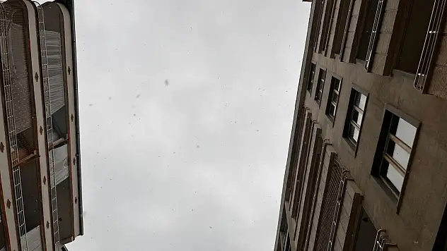 Beklenen kar yağışı Siirt il merkezinde başladı