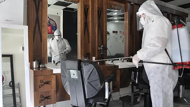 Belediye Ekipleri Kuaförleri Dezenfekte etti