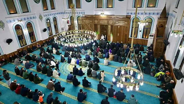 Berat Kandili Siirt'te üç dilde mevlidlerle ihya edildi