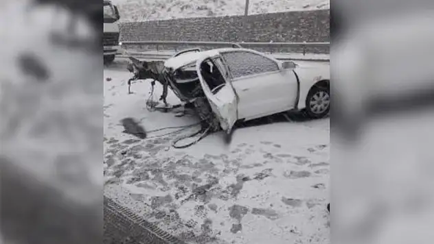 BİTLİS-SİİRT KARAYOLUNDAKİ KAZADA OTOMOBİL İKİYE BÖLÜNDÜ