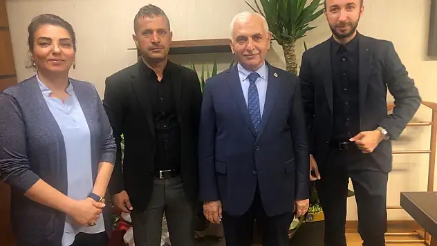 Bu Ekip, Günde 500 Kişiyi Ağırlıyor