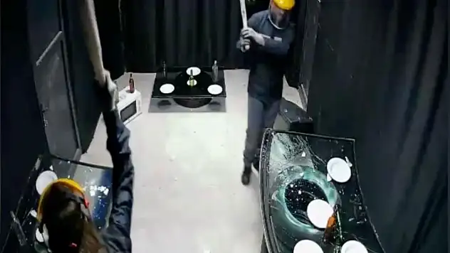 Bu eve gelen her şeyi kırıp döküyor! Öfkesini dışa vuran vurana