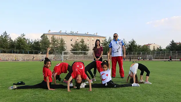 ''BU YAZ SEN DE ADINI SPORA YAZ'' SPOR ŞÖLENİ YAPILDI