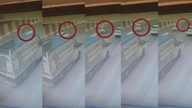 Caddenin Ortasında Oyun Oynayan Çocuğa Otomobil Çarptı!