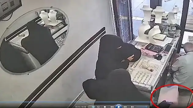 Çarşaflı Kadınların Yaptığı Pes Dedirtti: Kuyumcudan 2.5 kilo altını çaldılar!