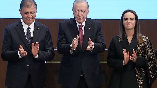 Cemil Tugay AK Parti'ye Katıldı: Erdoğan Rozetini Taktı