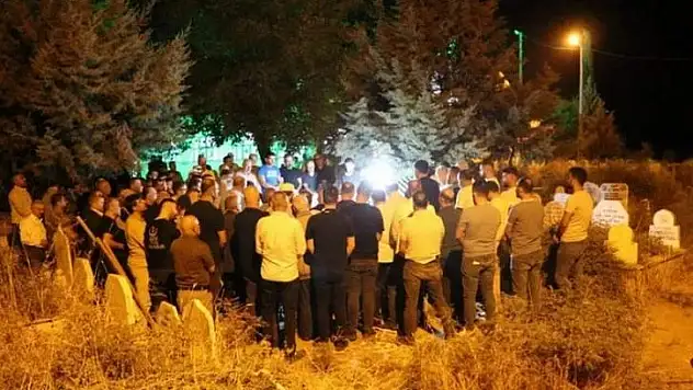 CENK ÇELİK ERBİNE'DE TOPRAĞA VERİLDİ HEMŞERİLERİ OLARAK CİNAYETİ İŞLEYEN KATİLİN AZMETTİRİCİSİNİN ORTAYA ÇIKARILMASINI BEKLİYORUZ