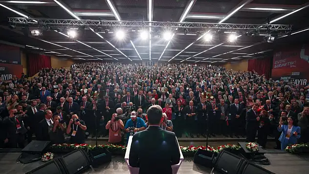 CHP 22. Olağanüstü Kurultayı'nda Özgür Özel Yeniden Genel Başkan Seçildi