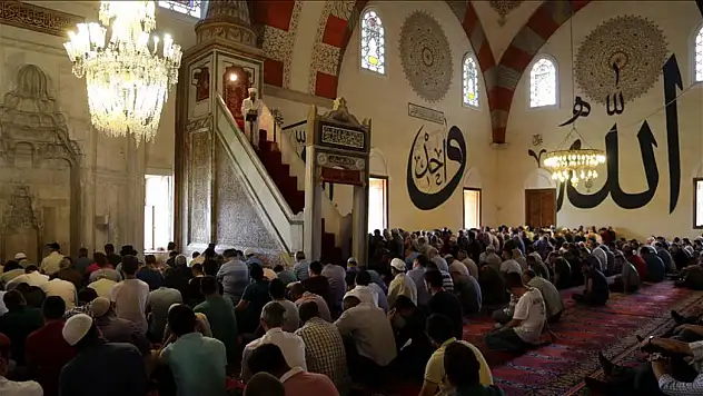 Cuma Hutbesinde Sosyal Medya Uyarısı: 'Dilinizle Kırmayın, Fitneye Ortak Olmayın'