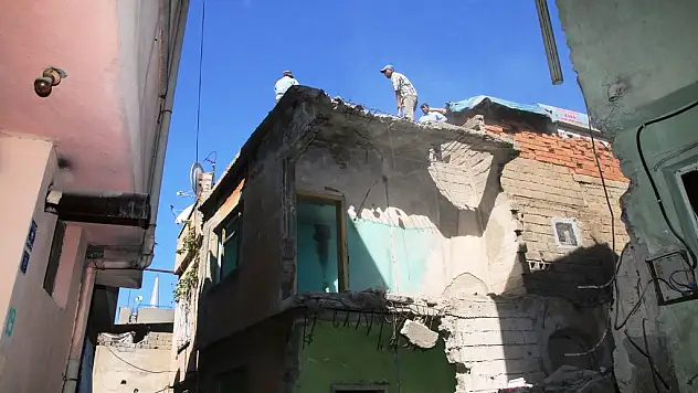 DAR SOKAKLARDA BULUNAN METRUK BİNALAR İNSAN GÜCÜYLE YIKILIYOR