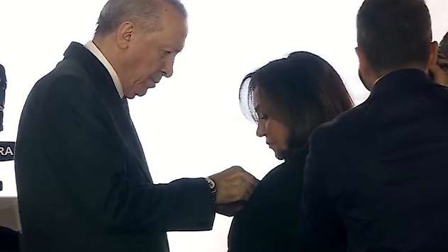 DEM Parti'den Ayrılan Şırnak İdil Belediye Başkanı Türkan Kayır AK Parti'ye Katıldı