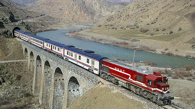 Demiryolları Haftasında  Siirtliler Olarak Aklımıza Takılan Soru: 80 Yıl Önce Kurtalan'a Getirilen Tren Hattı Neden Siirt İl Merkezine ve Ötesine Uzatılmıyor!