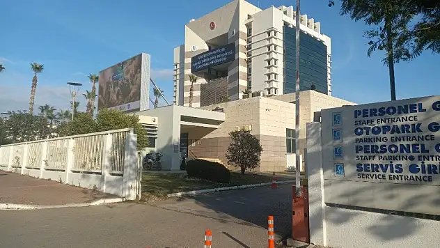 Denetim için gidenler lüks otellerde yabancı kadınlarla konakladı