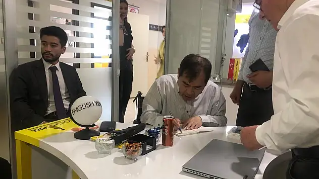 Deprem Uzmanı Moriwaki Kitabını İmzaladı