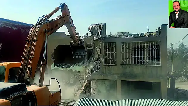 Depremde Ağır Hasar Gören Ev Yıkıldı