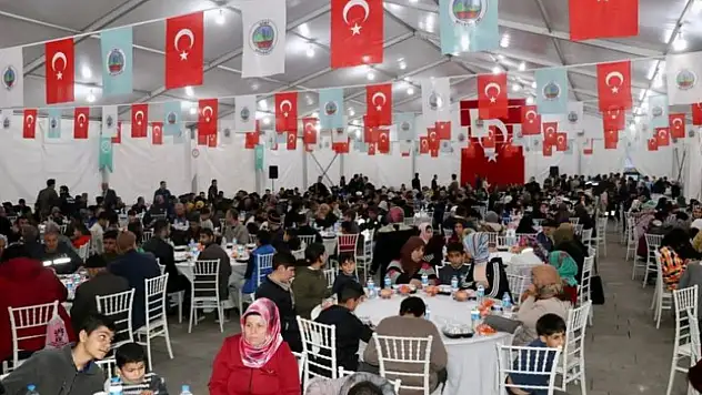 DEPREMZEDELER VE SİİRTLİ VATANDAŞLAR İLK İFTARINI BELEDİYE ÇADIRINDA AÇTI