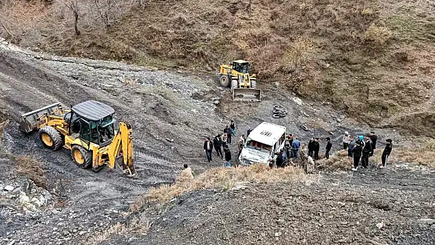 Dereye Uçan Araç 5 Saatlik Çalışma İle Çıkarıldı