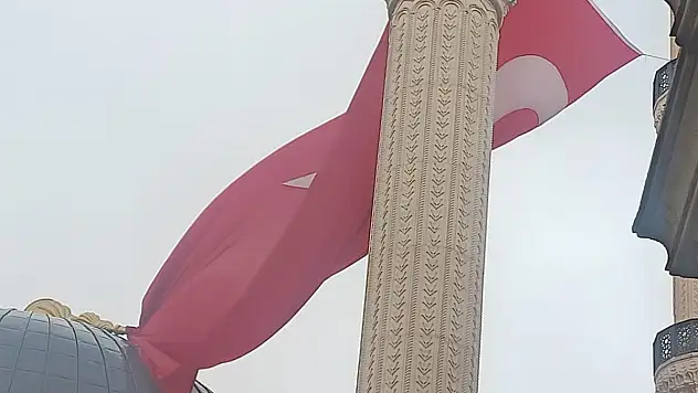 Dev Bayrak Düşmek Üzere