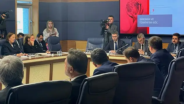 DEVA Partili Kavaf ve Ösen'den, TBMM'deki Göç Konulu Sunuma Tepki