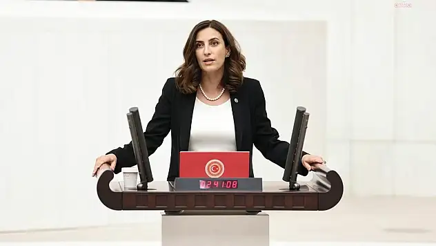 DEVA Partili Rızvanoğlu, Tarımı Tehdit Eden Mikroplastik Kirliliğini Bakan Yumaklı'ya Sordu