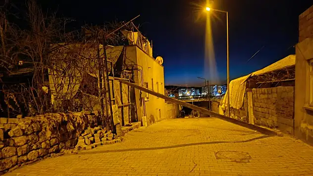 Devrilen Direk Tehlike Arz Ediyor