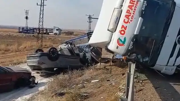 Şanlıurfa'da devrilen tırda bulunan milyonluk araçlar hasar gördü