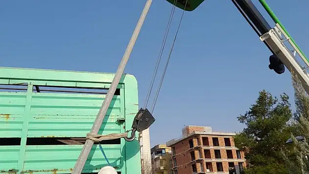 DEVRİLME TEHLİKESİ ARZ EDEN DİREK DEDAŞ TARAFINDAN SÖKÜLDÜ