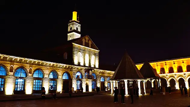 Dicle Elektrik, Diyarbakır Ulu Camii'ni Işıkla Donattı