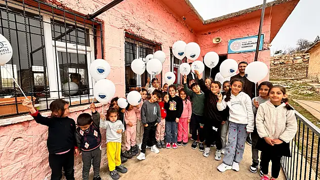 Dicle Elektrik Gönüllüleri'nden Öğrencilere Ayakkabı ve Giysi Desteği