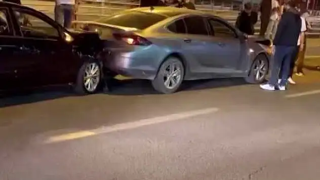 Diyarbakır'da 9 aracın karıştığı kazada 3 kişi yaralandı