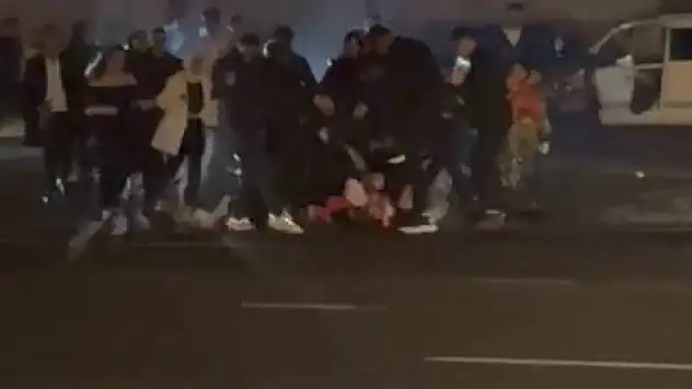 Diyarbakır'da düğün sonrası kavga: Damat, yerde yatan şahsa siper oldu