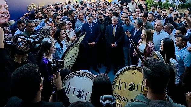 Diyarbakır'da Maç Öncesi Bakanlara Kürtçe Şarkılarla Coşkulu Karşılama