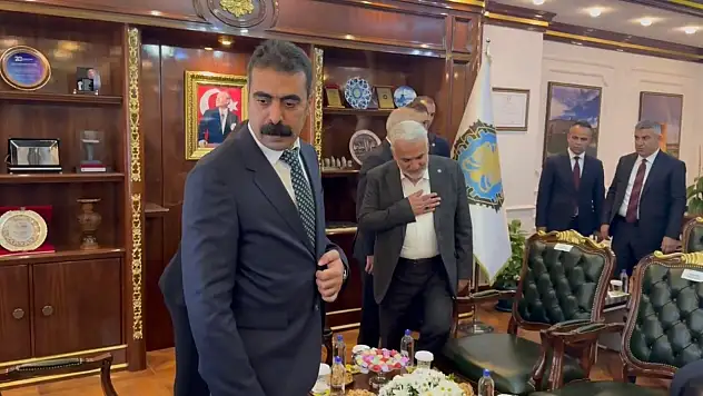 Diyarbakır'da Siyasi Gerilim Yeniden Alevlendi: Tokalaşmadan Geçen Ziyaret