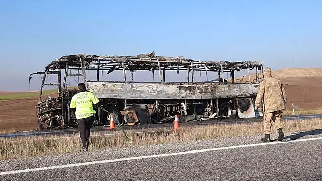 Diyarbakır'da Yolcu Otobüsü Alev Alev Yandı