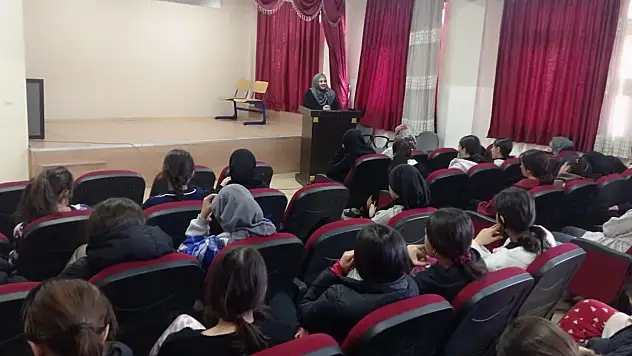 Doç. Dr. Gülşen İstek'ten Siirt'te 'Ramazan ve Dijital Oruç' Söyleşileri