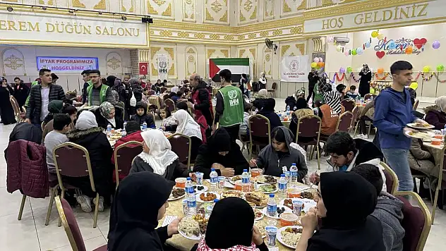 'Dünya Yetimler Günü' Dolayısıyla Yetimlere İftar Yemeği Verildi