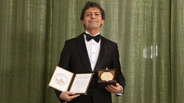 Dünyaca Ünlü Yazar Akif Manaf 2025 Yılı International Peace Prize Ödülü'nü Aldı