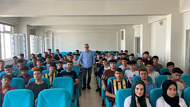 Edebiyatçı Ünlü, Kurtalan'da Öğrencilerle Bir Araya Geldi