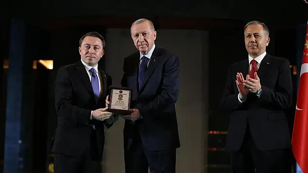 Eğil Kaymakamı Volkan Hülür'e Anlamlı Ödül