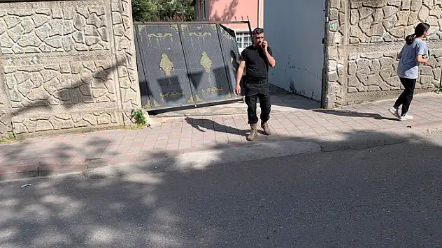 El Freni Çekilmeyen Kamyonet Kurtalan Kaymakamlık Lojmanının Kapısına Çarptı