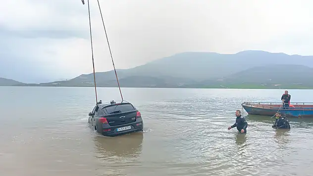 El Freni Unutuldu, Araç Baraj Gölünü Boyladı: Siirt'te Dalgıç Ekipler Aracı Çıkardı