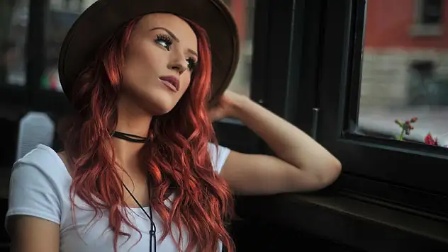 Emily Durmaz'ın kırmızı saçları olay oldu!