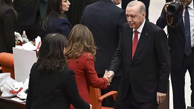 Erdoğan'dan Meclis'te dikkat çeken temaslar: Önce DEM Parti sıralarına gitti