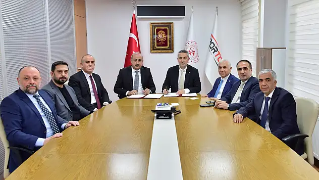 Eruh'a Spor Yatırımı: Yarı Olimpik Yüzme Havuzu ve Halı Saha İçin Protokol İmzalandı