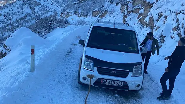 Eruh Dereberistan Mevkiindeki Yol Buzlanma Nedeniyle Kapandı