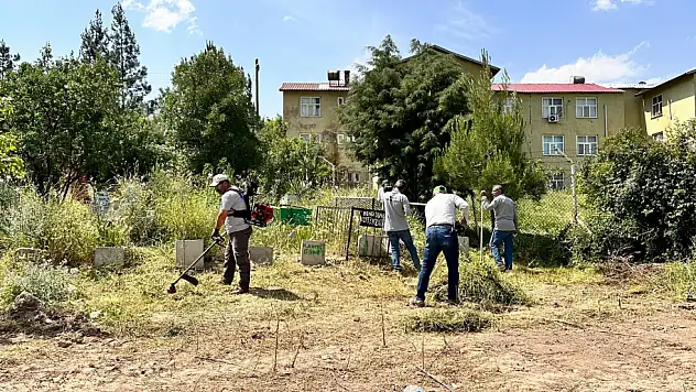 Eruh İlçemizde Mezarlık Temizliği ve Çevre Düzenlemesi