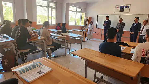 Eruh Kaymakamı Şenay, Öğrencilerle Bir Araya Geldi