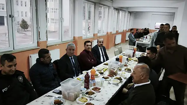 Eruh'ta ''Maarifin Kalbinde Ramazan'' etkinliği: Kaymakam ve Belediye Başkanı öğrencilerle iftarda buluştu