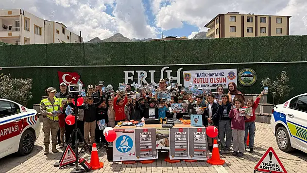 Eruh'ta Trafik Haftası Kutlaması: Jandarma ve Emniyetten Ortak Eğitim