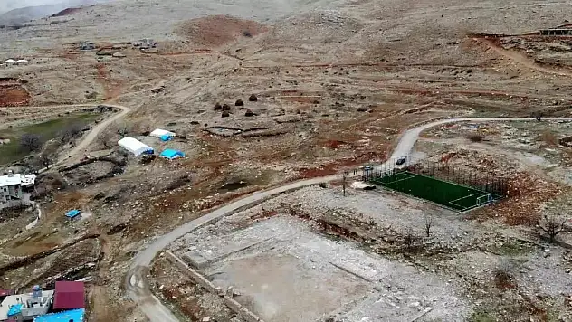 Eruh'ta Çocuklar İçin Halı Saha